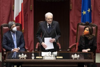 I 55 applausi a Mattarella del Parlamento che lo ha rieletto per salvarsi