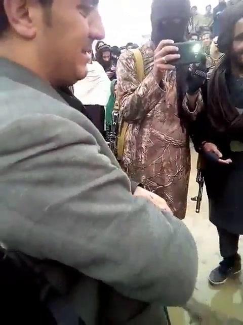 Afghanistan, talebani fanno festa in una moschea | Video