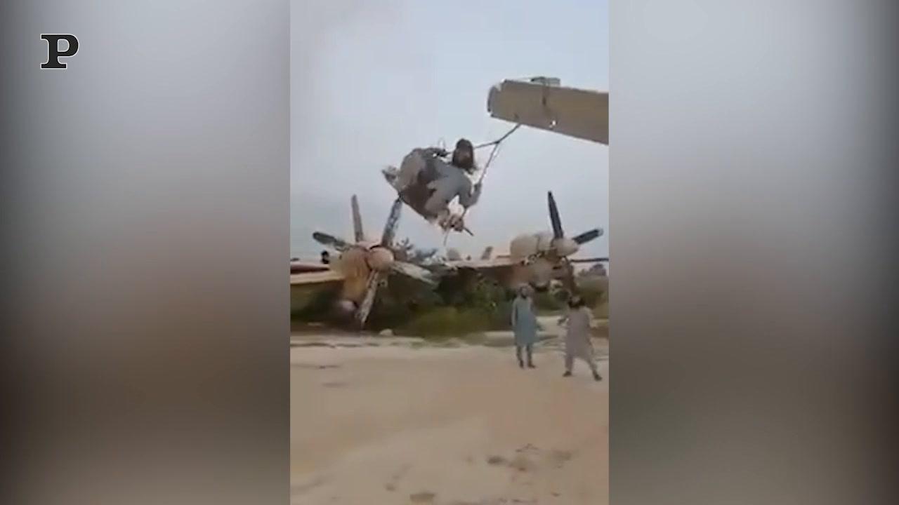 Afghanistan, talebani fanno festa in una moschea | Video