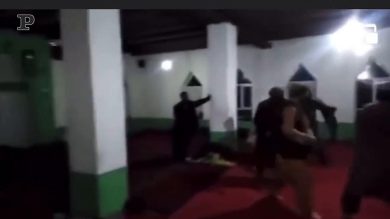 Afghanistan, talebani fanno festa in una moschea | Video