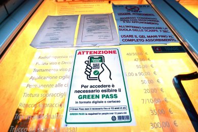 Nel labirinto di tamponi e green pass