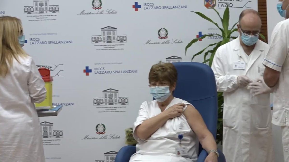 Galleria foto 'Brasile, una donna porta il marito a vaccinarsi legandolo ad una corda | Video' - foto 4