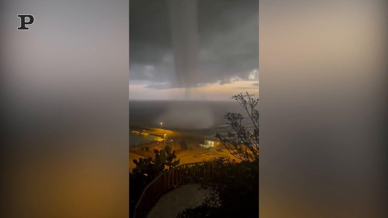 Scozia, arriva la tempesta Malik: un peschereccio in balia delle onde altissime | Video