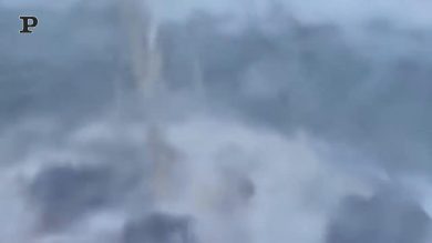 Scozia, arriva la tempesta Malik: un peschereccio in balia delle onde altissime | Video