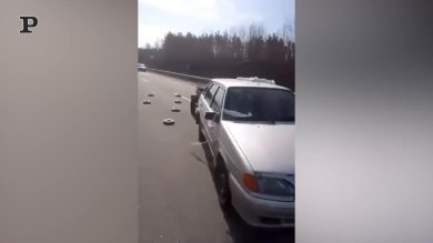 Ucraina, gli automobilisti e lo slalom tra le mine | Video