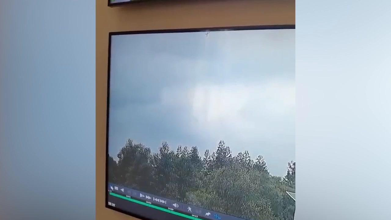 Aereo sbaglia la manovra sulla pista e colpisce un palo | Video