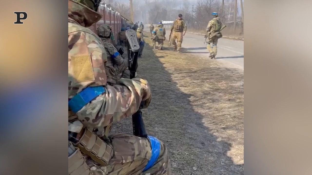 Mariupol, carro armato russo viene colpito da un missile | Video