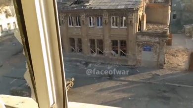 Mariupol, carro armato russo viene colpito da un missile | Video