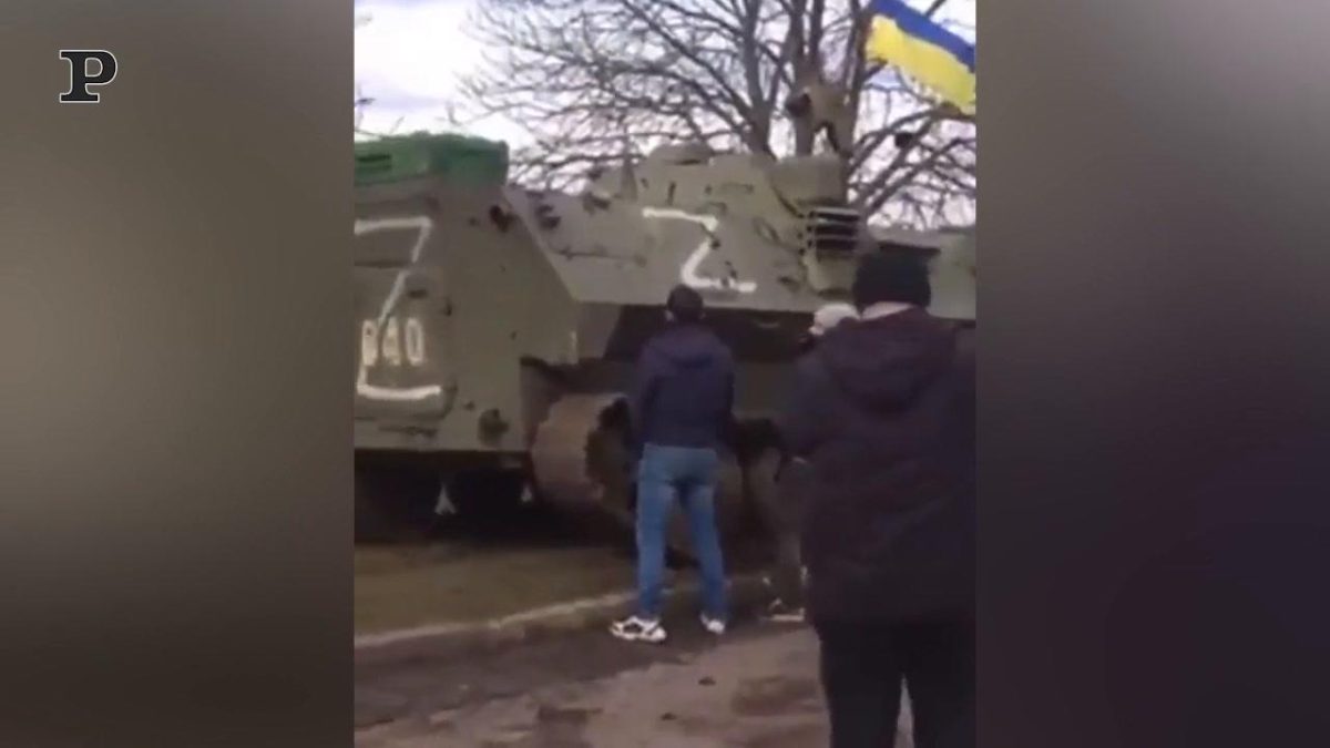 Galleria foto 'Carro armato russo colpito da una mina: l’esplosione | Video' - foto 3