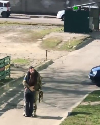 Soldato ucraino torna a casa e abbraccia la fidanzata | video