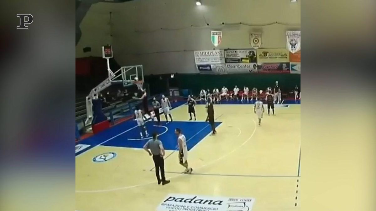 Galleria foto 'Usa, il canestro di una ragazza non vedente fa esplodere la palestra | Video' - foto 2