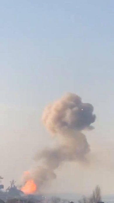 Nave russa colpita al porto di Berdiansk | video