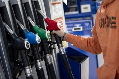 Il governo tassa gli extra profitti così taglia di 25 cent la benzina