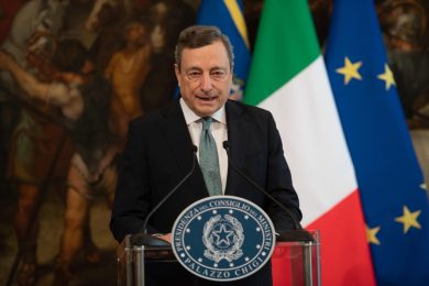 Il decreto benzina slitta a domani. «No allo scostamento» dice Draghi