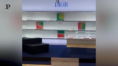Da Prada a Louis Vuitton: le boutique chiudono in Russia | Video