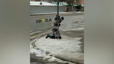 Kiev, sabotatore russo catturato dai cittadini ucraini | Video