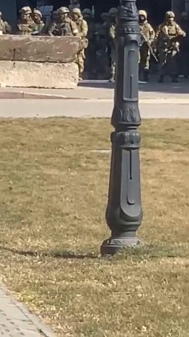 I cittadini di Kherson sfidano e sfilano davanti ai carri armati russi | video