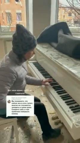 Pianista suona il pianoforte per l’ultima volta nella sua casa a Kiev | video