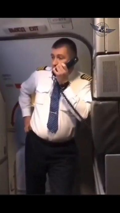 Pilota russo si scusa con i passeggeri del suo volo | video