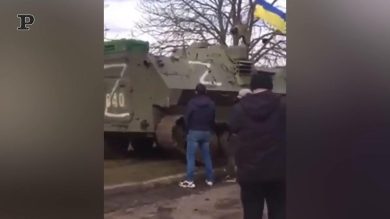 Ucraini fanno pipì sul carro armato russo distrutto | Video