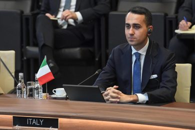 Ieri onori, oggi imbarazzo