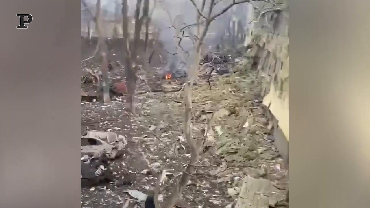 Ucraina, artificieri disinnescano una bomba nel centro di Kiev | Video