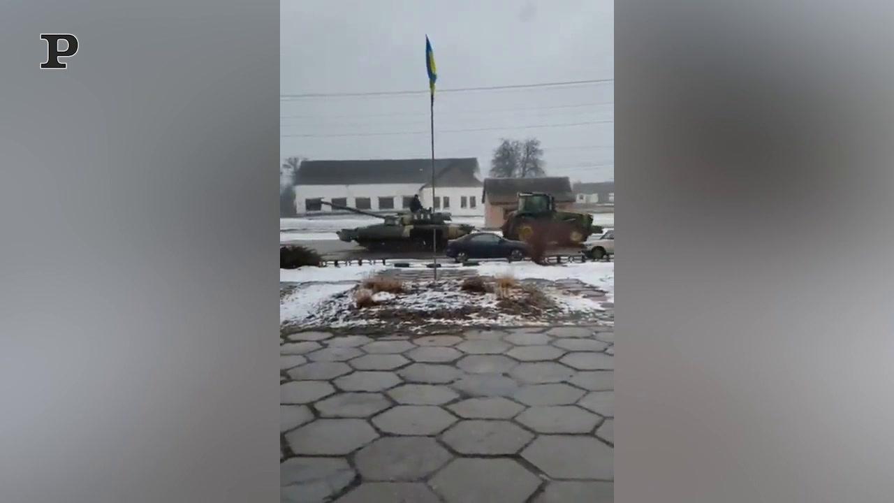 Ucraina, artificieri disinnescano una bomba nel centro di Kiev | Video