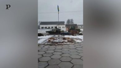 Ucraina, militari trovano e recuperano un carro armato abbandonato | Video