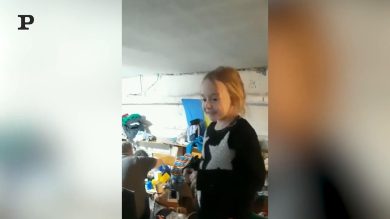 Ucraina, bambina canta “Let it go” nel bunker di Kiev | Video