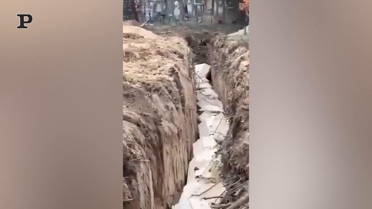 Ucraina, soldati assaltano carri armati russi a Kharkiv | Video