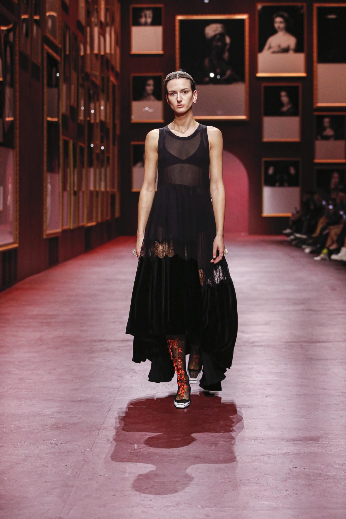 Galleria foto 'La moda a Parigi reimmagina il futuro' - foto 14