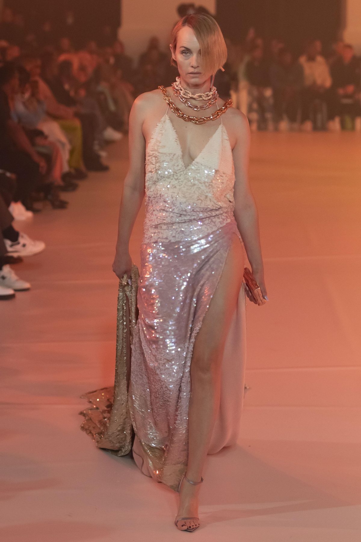 Galleria foto 'La moda a Parigi reimmagina il futuro' - foto 12