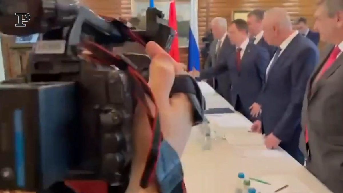 Galleria foto 'Ucraina, civili in fuga da Zaporizhzhia dopo l’attacco alla centrale nucleare | Video' - foto 4