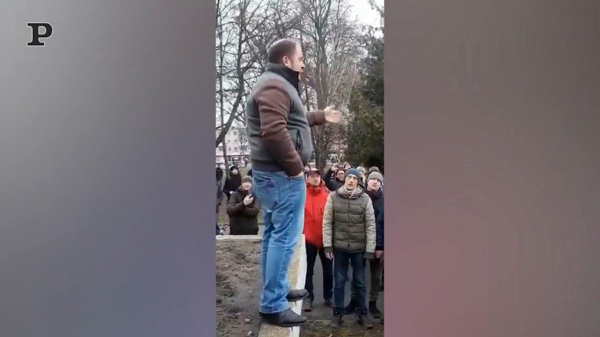 Galleria foto 'Ucraina, cittadini disarmati formano una barriera umana per impedire l’avanzata russa | Video' - foto 2