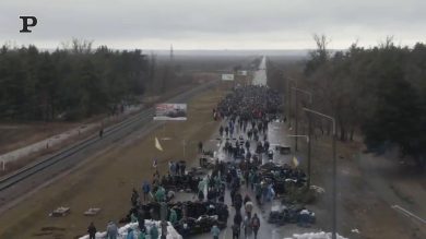 Ucraina, cittadini disarmati formano una barriera umana per impedire l’avanzata russa | Video