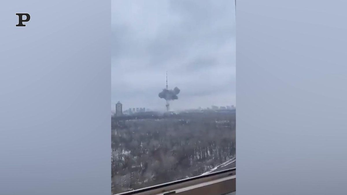 Galleria foto 'Ucraina, filma da un palazzo a Borodianka: il carro armato gli spara contro | Video' - foto 3