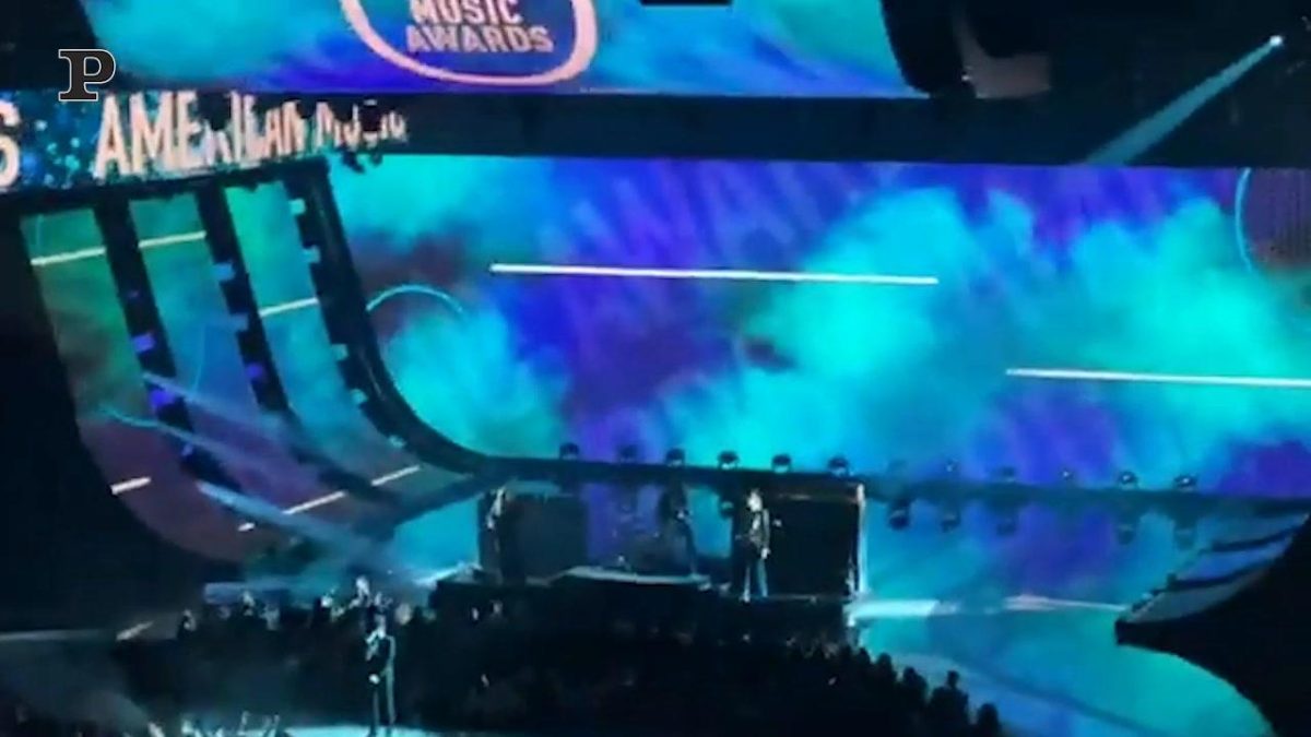 Galleria foto 'Maneskin, Damiano sventola la bandiera dell’Ucraina sul palco di Verona | Video' - foto 3