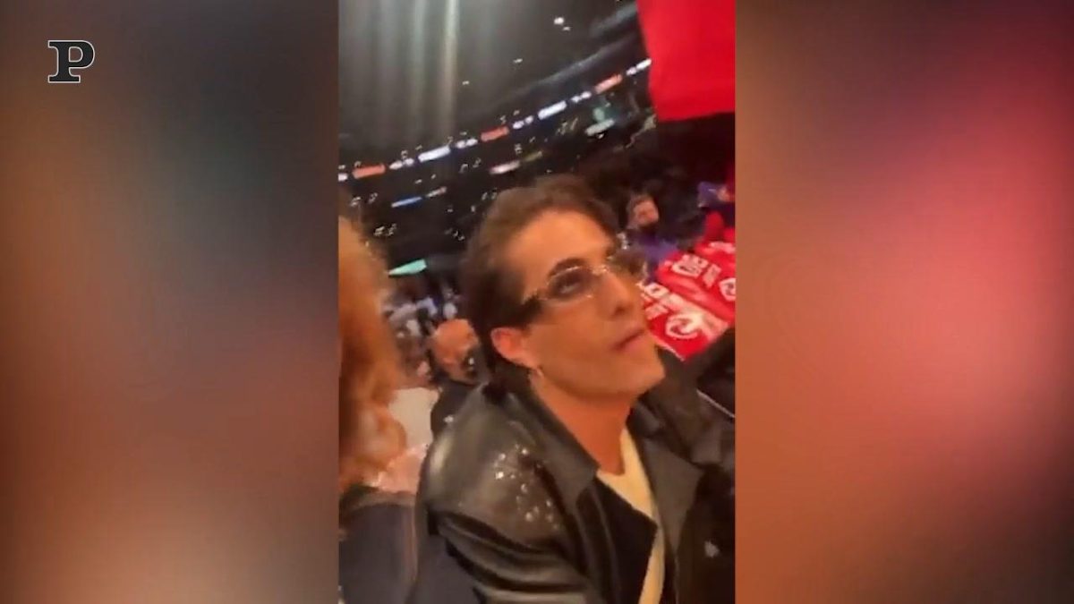 Galleria foto 'Maneskin, Damiano sventola la bandiera dell’Ucraina sul palco di Verona | Video' - foto 4