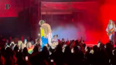 Maneskin, Damiano sventola la bandiera dell’Ucraina sul palco di Verona | Video