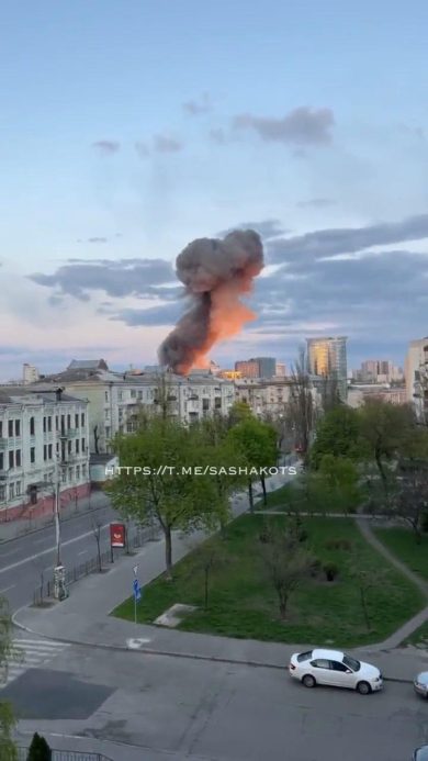 Missili russi su Kiev durante la visita del Segretario Onu, Guterres | video