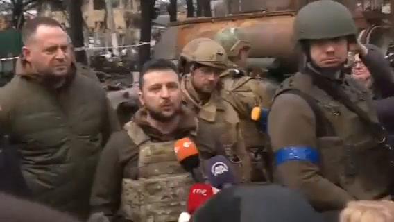 Kiev, decapitata la statua dell’amicizia dei popoli tra Ucraina e Russia | Video Kiev, decapitata la statua dell’amicizia dei popoli tra Ucraina e Russia | Video