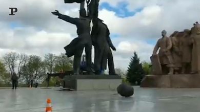 Kiev, decapitata la statua dell’amicizia dei popoli tra Ucraina e Russia | Video