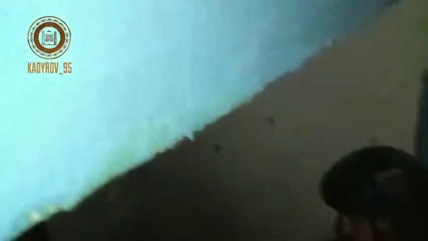 Soldati ceceni si addentrano nell’acciaieria Azovstal | Video