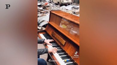 Ucraina, pianista suona tra le macerie di Kharkiv | Video