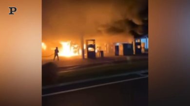 Gigantesco incendio in un distributore di benzina a Cagliari | Video