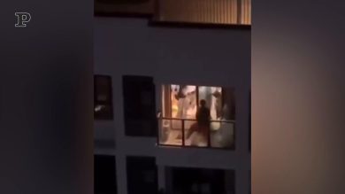 Shanghai: positivo al Covid viene aggredito dalla polizia | video