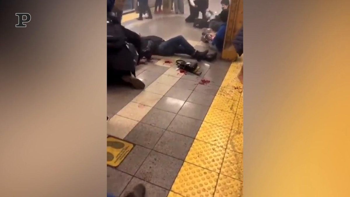 Galleria foto 'Sparatoria in metropolitana a New York, i video su YouTube del sospettato | Video' - foto 3