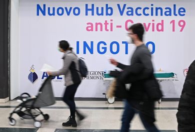 Via alla quarta dose di vaccino, con i soliti problemi