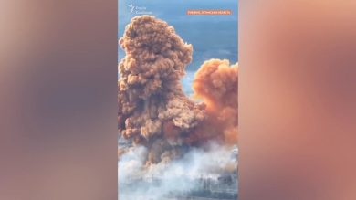 Rubizhne, i russi attaccano un deposito di acido nitrico | Video