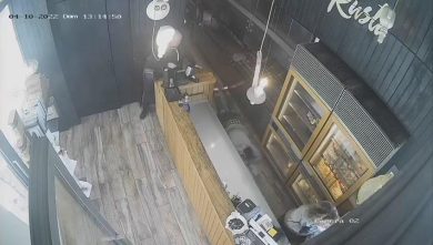 Pescara, cliente spara al barista di un ristorante | Video